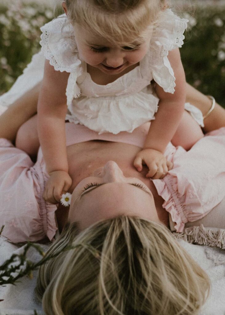 spring family photo daisy field